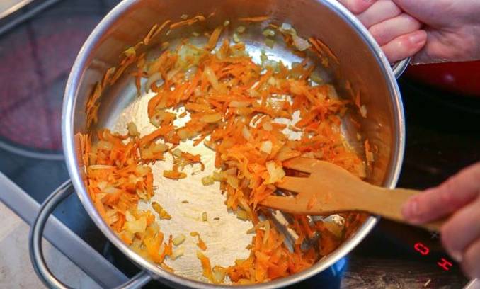 Суп с фрикадельками и зеленым консервированным горошком