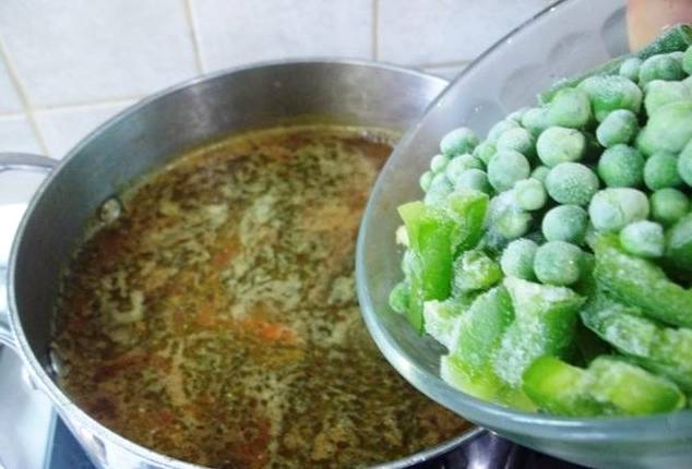 Суп с фрикадельками и замороженными овощами