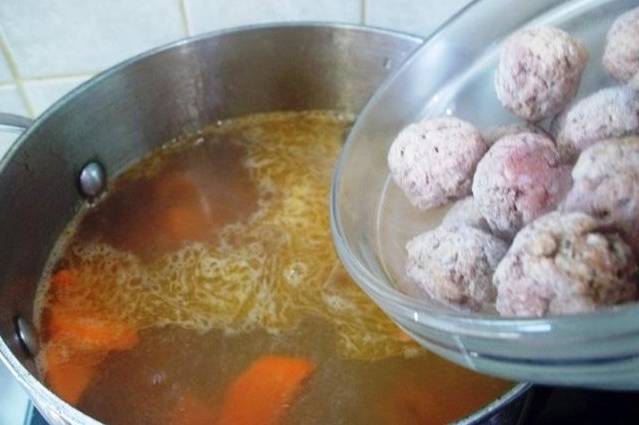 Суп с фрикадельками и замороженными овощами