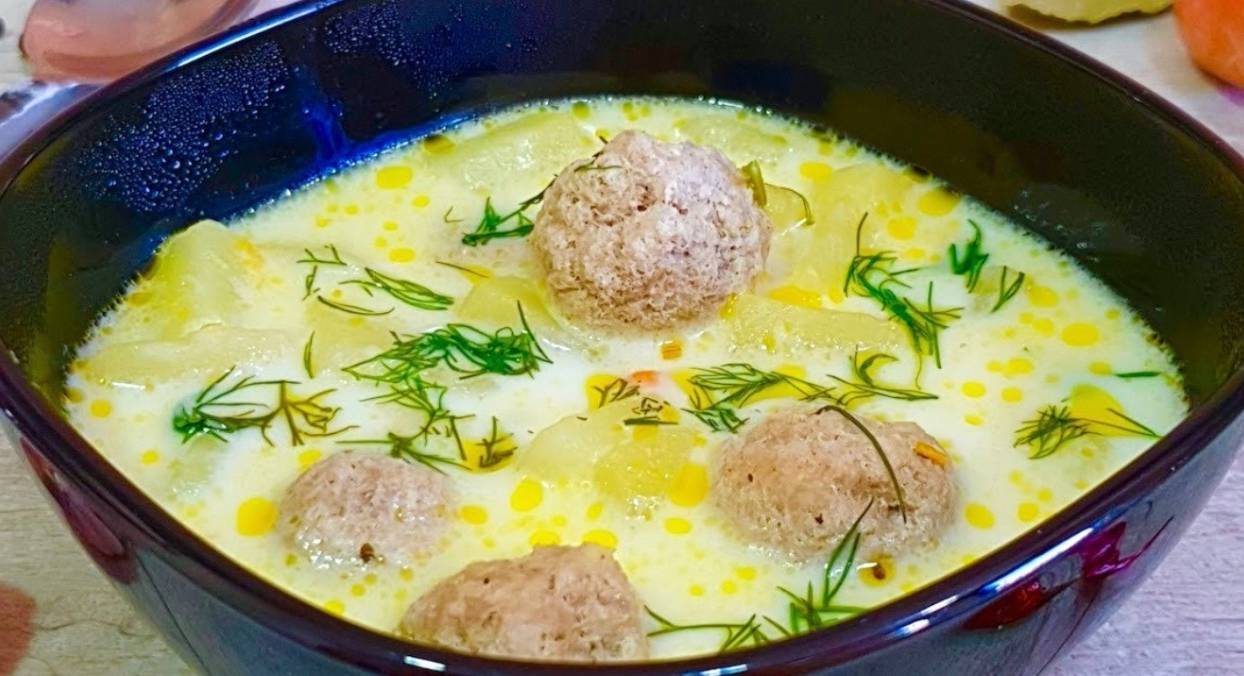 Сырный суп с фрикадельками, плавленым сыром и вермишелью