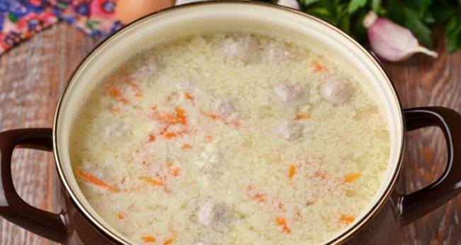 Суп с фрикадельками и яйцом паутинкой