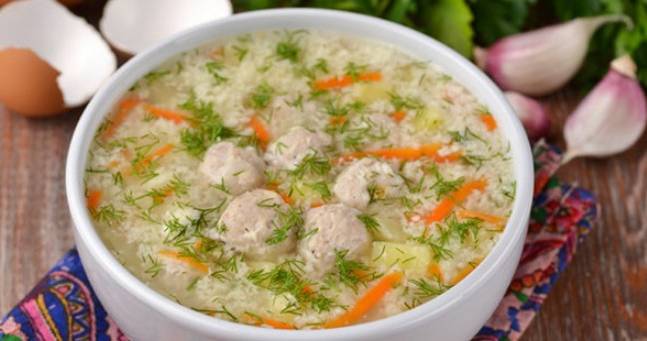 Суп с фрикадельками и яйцом паутинкой