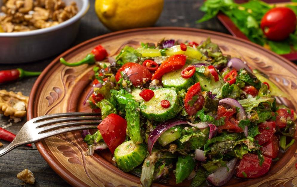 Грузинский салат с помидорами и огурцами