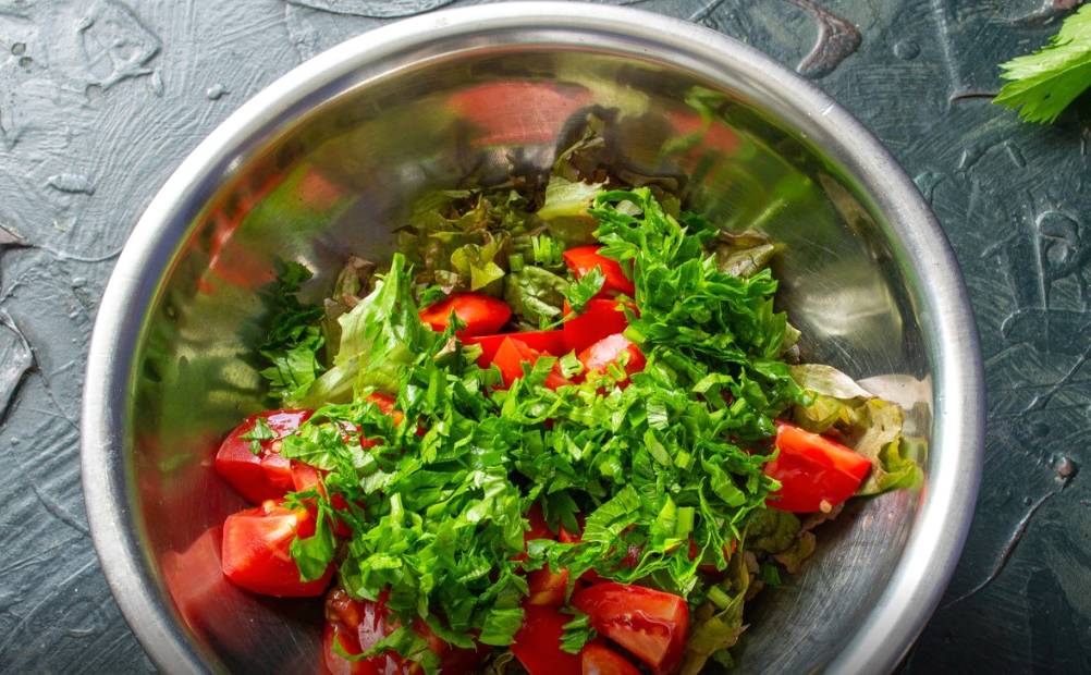 Грузинский салат с помидорами и огурцами