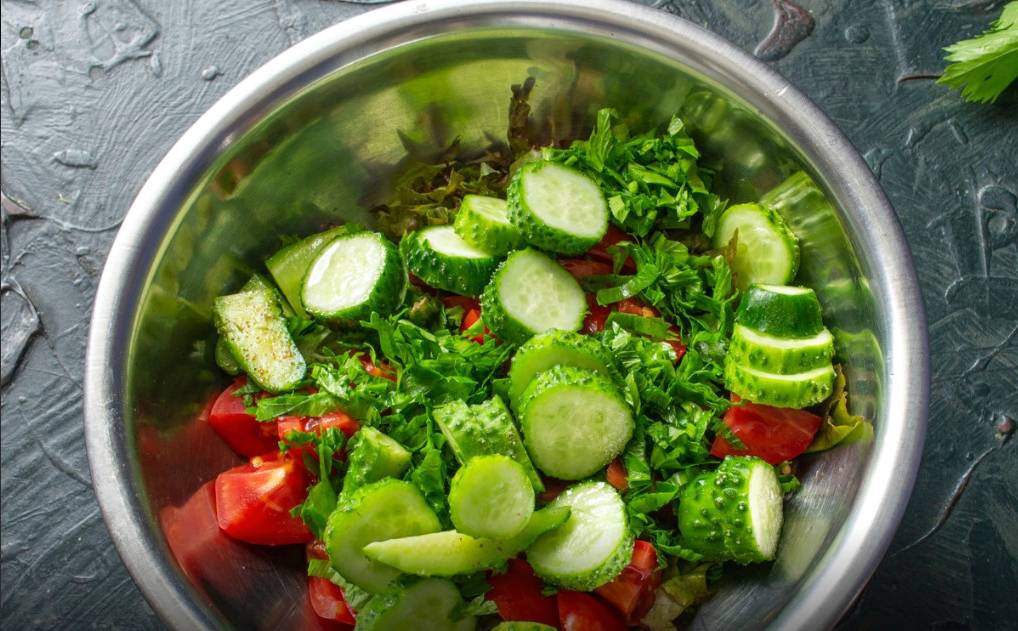 Грузинский салат с помидорами и огурцами