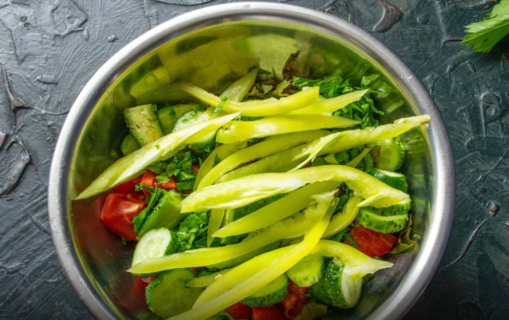 Грузинский салат с помидорами и огурцами