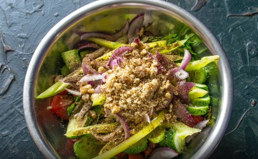 Грузинский салат с помидорами и огурцами