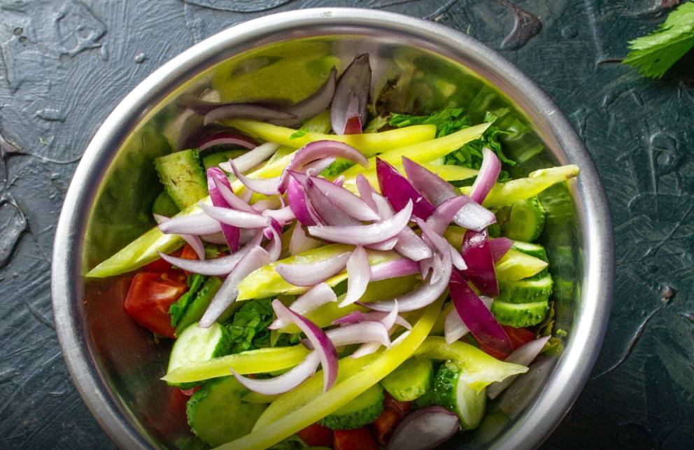 Грузинский салат с помидорами и огурцами