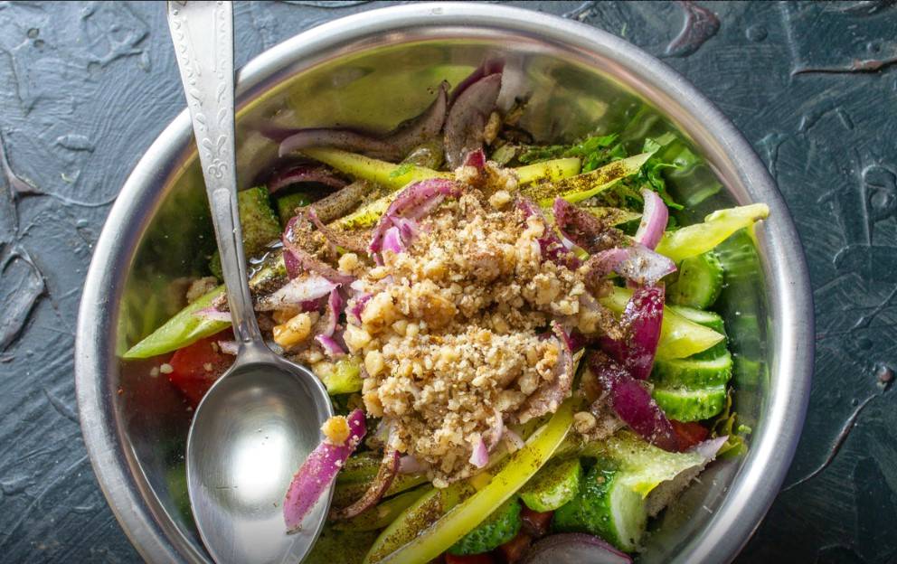 Грузинский салат с помидорами и огурцами