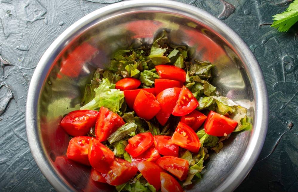 Грузинский салат с помидорами и огурцами