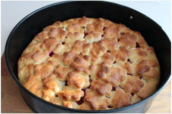 Пирог с брусникой и яблоками