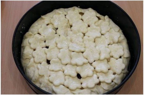 Пирог с брусникой и яблоками
