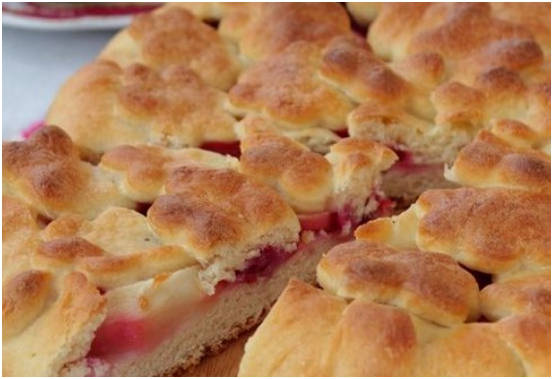 Пирог с брусникой и яблоками