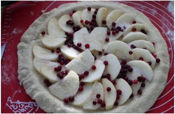 Пирог с брусникой и яблоками