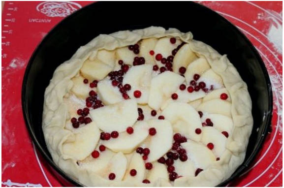 Пирог с брусникой и яблоками