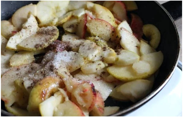 Заливной пирог на молоке с яблоками в духовке