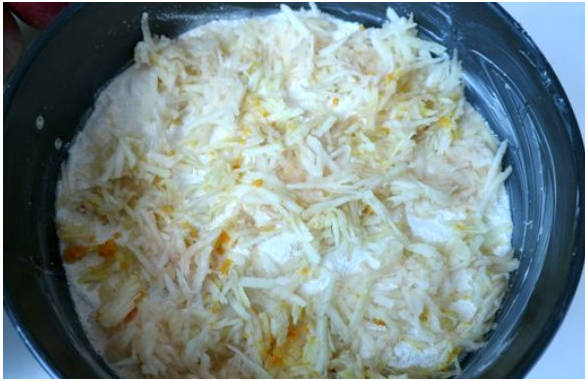 Ленивый пирог с яблоками в духовке