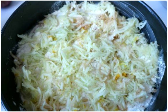 Ленивый пирог с яблоками в духовке