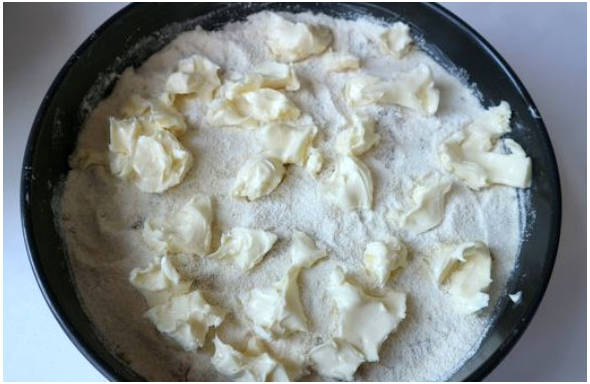 Ленивый пирог с яблоками в духовке