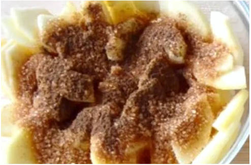 Штрудель из слоеного дрожжевого теста с яблоками и корицей