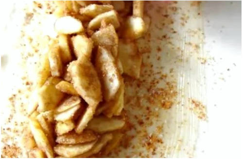 Штрудель из слоеного дрожжевого теста с яблоками и корицей