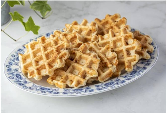 Вафли с сыром и ветчиной в вафельнице