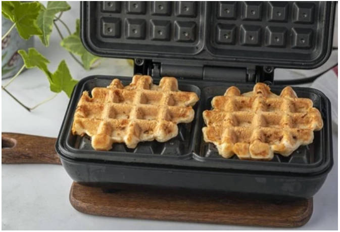 Вафли с сыром и ветчиной в вафельнице