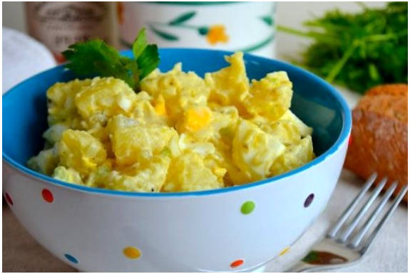 Американский салат с картофелем и сельдереем