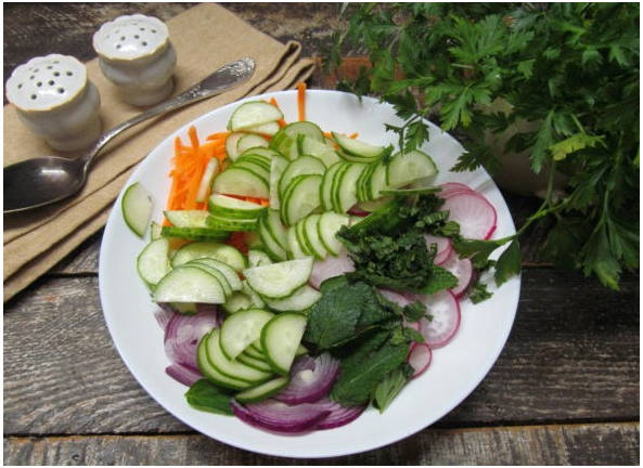 Азиатский салат с курицей и овощами