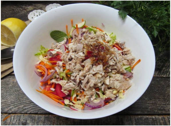 Азиатский салат с курицей и овощами