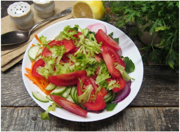 Азиатский салат с курицей и овощами