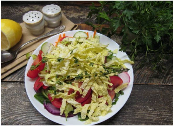 Азиатский салат с курицей и овощами