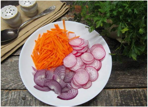 Азиатский салат с курицей и овощами