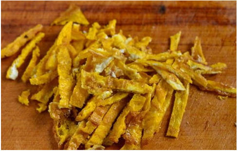 Блинный салат с копченой колбасой и чесноком