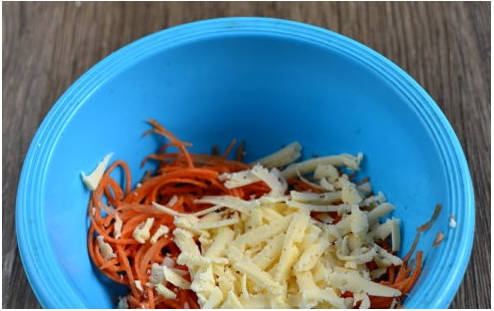 Блинный салат с копченой колбасой и чесноком