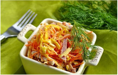 Блинный салат с копченой колбасой и чесноком