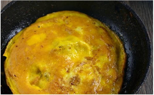 Блинный салат с копченой колбасой и чесноком