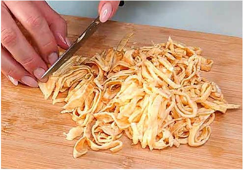 Блинный салат с копченой грудкой