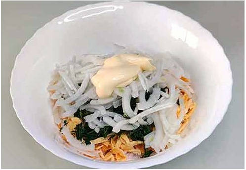 Блинный салат с копченой грудкой