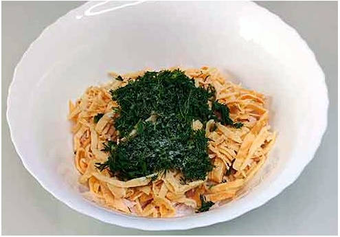 Блинный салат с копченой грудкой