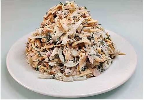 Блинный салат с копченой грудкой