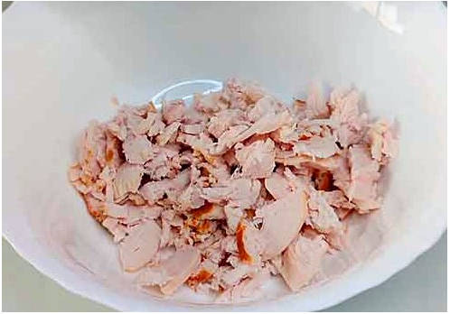 Блинный салат с копченой грудкой