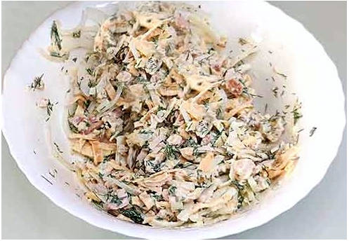 Блинный салат с копченой грудкой