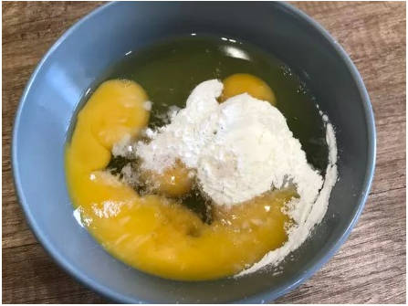 Блинный салат с колбасой и чесноком