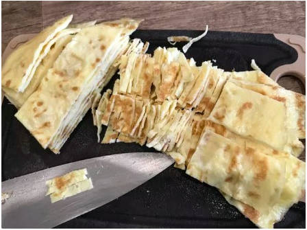 Блинный салат с колбасой и чесноком