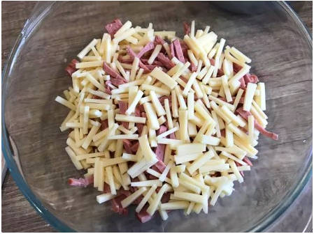 Блинный салат с колбасой и чесноком