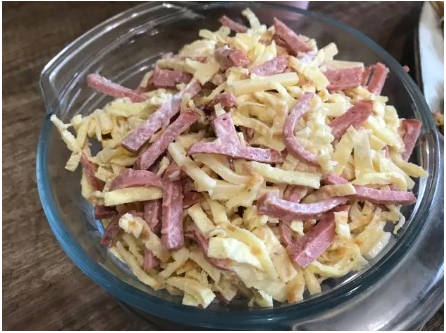 Блинный салат с колбасой и чесноком