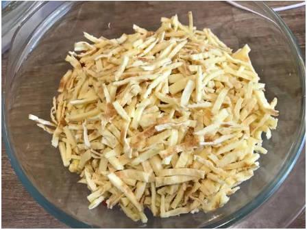 Блинный салат с колбасой и чесноком