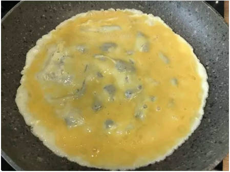 Блинный салат с колбасой и чесноком