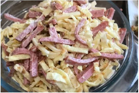 Блинный салат с колбасой и чесноком